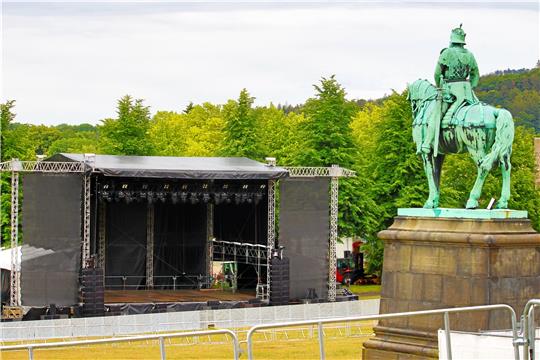 Die große Bühne vor der Kaiserpfalz hat noch einiges zu bieten: Am Donnerstag spielt die Band Santiano in Goslar, einen Tag später Sarah Connor (rechts). Natalia Klitschko ist der Ehrengast bei den Pfalzklängen am Samstag. Fotos: Epping, dpa (2), C.Barz