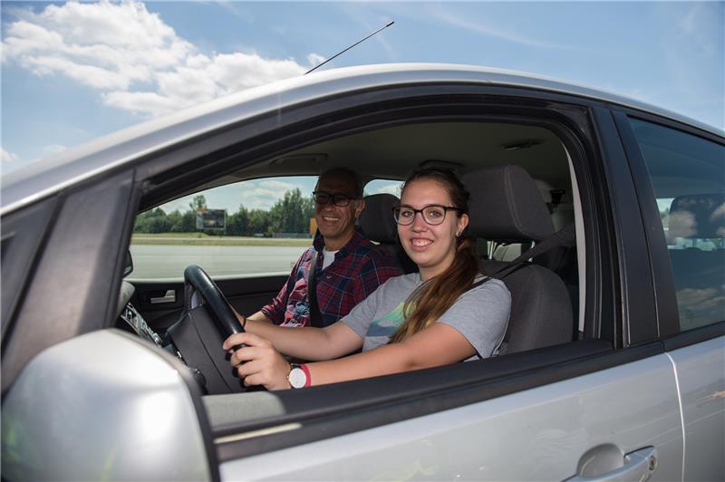 Die große Freiheit des Autofahrens ist für Fahranfänger auch mit einigen Verpflichtungen verbunden. Foto: picture alliance / Silas Stein/dpa | Silas Stein