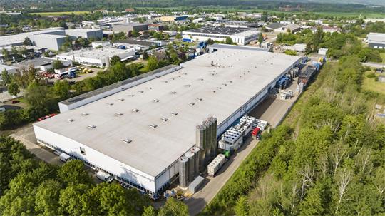 Die große Produktionshalle von KKF Fels liegt nicht am Schweppenkamp, sondern in der Alten Heerstraße.