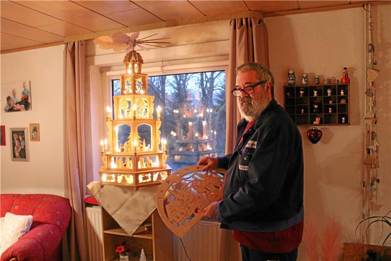 Die große Pyramide bleibt ein Einzelstück. Kleinere Exemplare gibt es allerdings auch (rundes Bild). Die Schwibbögen werden von Wolfgang Schreyer in aufwendiger Handarbeit gefertigt (linkes Bild).  Fotos: Fricke
