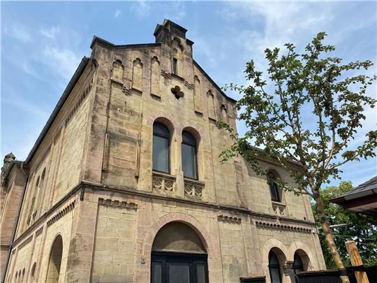 Die große Uhr hängt nicht mehr am Bahnhofsgebäude und ist heruntergefallen. Foto: Kasemir