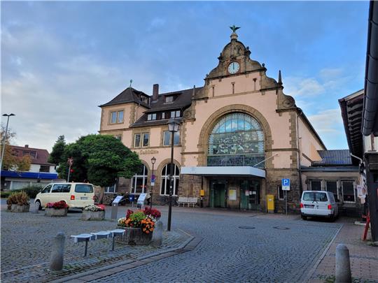 Die große Uhr über dem Eingang ist stehen geblieben, ansonsten macht der historische Bad Harzburger Bahnhof zumindest von außen optisch noch einen recht guten Eindruck. Foto: Exner