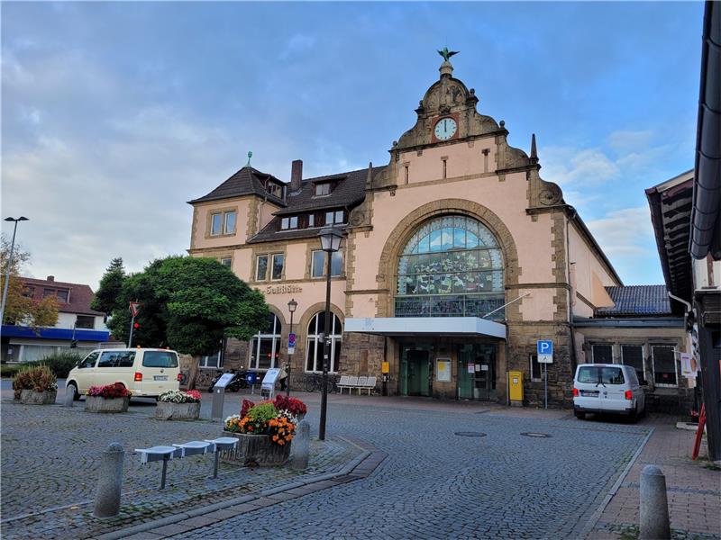Die große Uhr über dem Eingang ist stehen geblieben, ansonsten macht der historische Bad Harzburger Bahnhof zumindest von außen optisch noch einen recht guten Eindruck. Foto: Exner