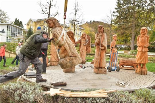Die großen Figuren der Krippe im Rosengarten wiegen an die 200 Kilogramm und sind nur mit einem Kran zu bewegen. Fotos: Neumann