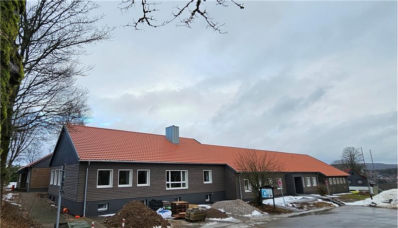Die grüne Holzfassade ist Geschichte. Das Forstamt Clausthal hat nach der energetischen Sanierung eine Verkleidung aus vorgegrautem Lärchenholz erhalten. Fotos: Potthast