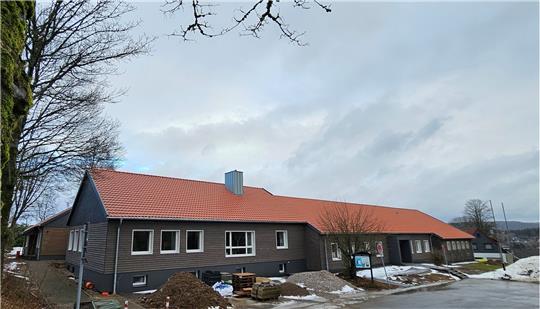 Die grüne Holzfassade ist Geschichte. Das Forstamt Clausthal hat nach der energetischen Sanierung eine Verkleidung aus vorgegrautem Lärchenholz erhalten. Fotos: Potthast