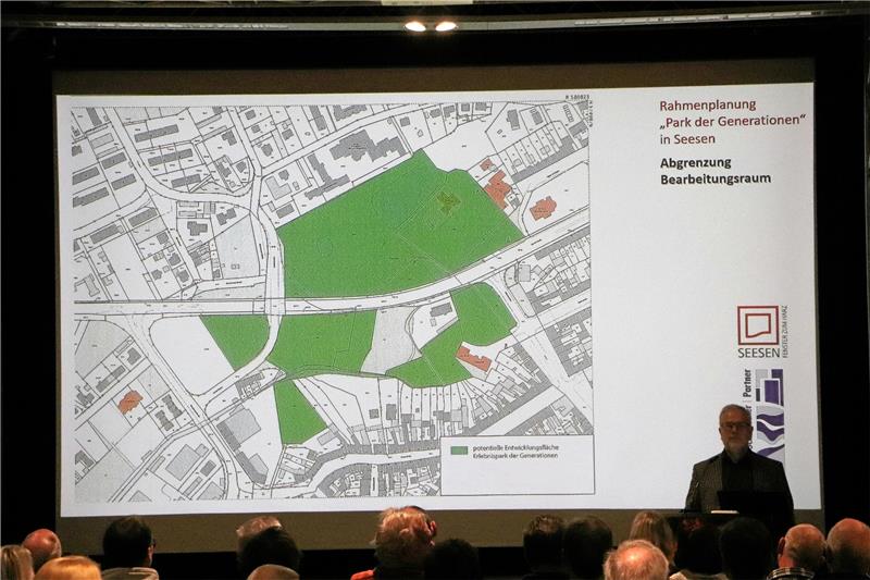 Roter Faden für Seesens Park der Generationen gesucht Die grünen Bereiche der Karte, die Landschaftsarchitekt Martin Gasse bei der Bürgerinformation präsentiert, verdeutlichen, welche Flächen in Seesens Mitte bei den Park-Planungen berücksichtigt werden. Foto: Gereke