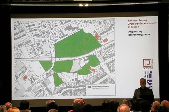 Die grünen Bereiche der Karte, die Landschaftsarchitekt Martin Gasse bei der Bürgerinformation präsentiert, verdeutlichen, welche Flächen in Seesens Mitte bei den Park-Planungen berücksichtigt werden. Foto: Gereke