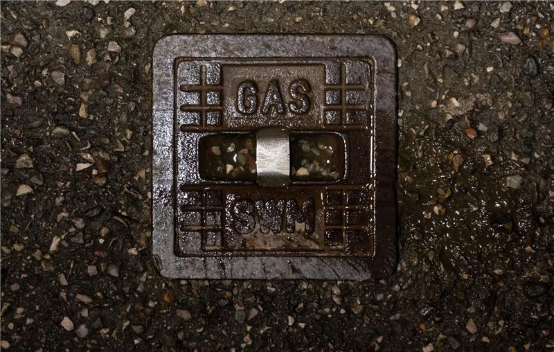 Netzagentur über Füllstände: Deutschland spart nur wenig Gas Die gusseiserne Straßenkappe einer Gasleitung.
