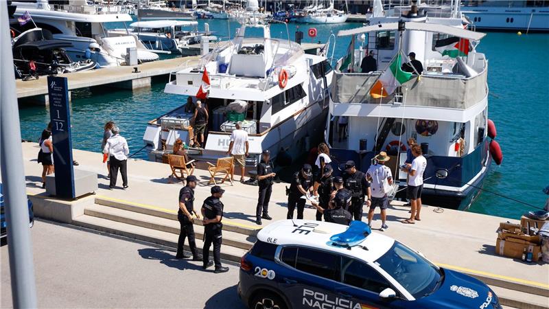 Nach Sturm-Unterbrechung: Gaza-Hilfsflotte wieder auf See Die gut 20 Boote mit rund 300 propalästinensischen Aktivisten an Bord nahmen die Fahrt inzwischen wieder auf.