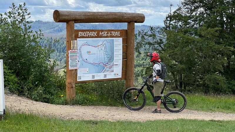 Neue Trails sorgen in St. Andreasberg für Abwechslung Die gute Ausschilderung ist alles: Auf Hinweistafeln können sich die Biker am Matthias-Schmidt-Berg über die neuen Strecken informieren.