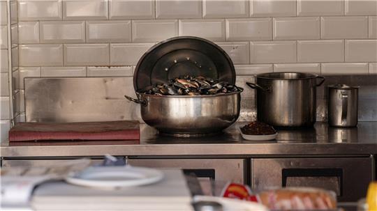 Die häufigsten Symptome bei Lebensmittelvergiftung sind Übelkeit, Erbrechen und Durchfall. 