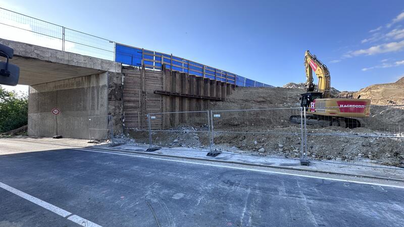Autobahnbrücke ist weg: So geht es in Harlingerode jetzt weiter Die halbe Brücke ist abgerissen.