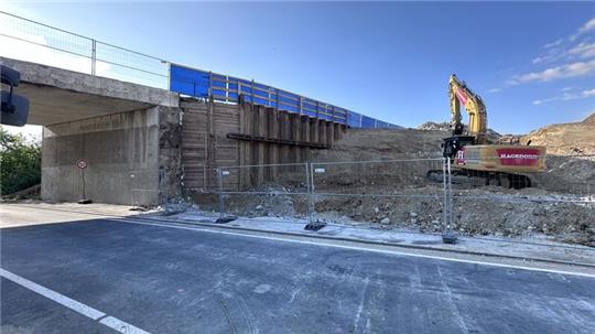 Die halbe Brücke ist abgerissen.