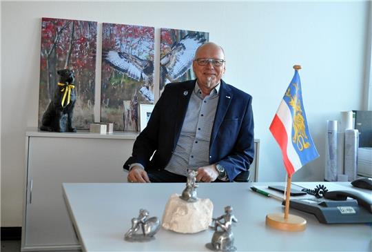 Die heimatliche Rostock-Flagge auf dem Schreibtisch und ein Rottweiler von Künstler Ottmar Hörl hinten auf dem Schrank: Goslars neuer Bauservice-Chef Thomas Malnati weiß, dass das Schwarzgelb des Hundehalsbands nicht nur in Rottweil, sondern auch in Goslar und Quedlinburg die Stadtfarben sind – das passt. Foto: Heine