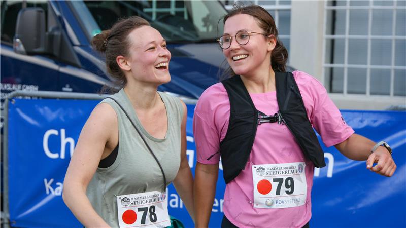 Die helle Freude herrscht bei Pia Hillebrecht (l.) und Thoya Urbach aus Hamburg, nachdem sie den Steigerlauf geschafft haben.