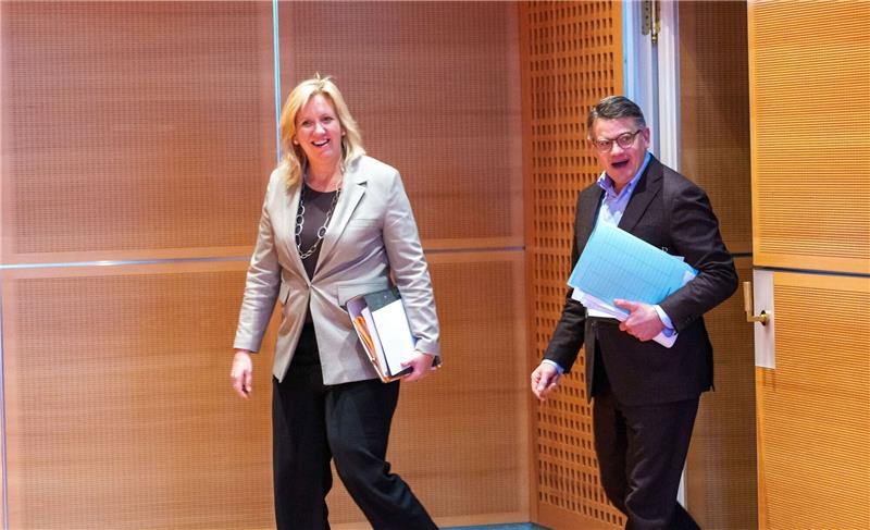 CDU und SPD in Hessen einigen sich auf Koalitionsvertrag Die hessische CDU-Fraktionsvorsitzende Ines Claus und Ministerpäsident Boris Rhein vor Beginn der Pressekonferenz in der Staatskanzlei.