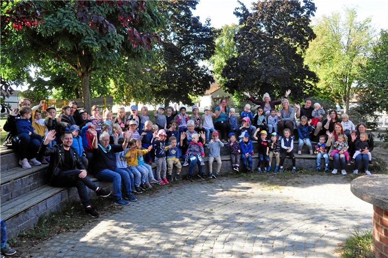 Die heutigen Kita-Kids mit dem Erzieher-Team um Sabine Menzel.  Foto: Jelinski