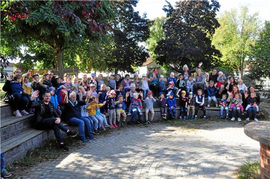 Die heutigen Kita-Kids mit dem Erzieher-Team um Sabine Menzel.  Foto: Jelinski