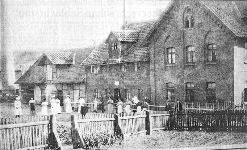 Die historische Aufnahme, leider mit einem Knick in der Mitte, zeigt die „Ohlei“, wie sie noch weit vor Walter Hartwigs Zeiten aussah. Möglicherweise stammt das Bild aus der Gründerzeit, die Kleider der Damen lassen das vermuten.  Fotos: Leifeld (1), Privat