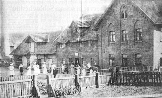 Die historische Aufnahme, leider mit einem Knick in der Mitte, zeigt die „Ohlei“, wie sie noch weit vor Walter Hartwigs Zeiten aussah. Möglicherweise stammt das Bild aus der Gründerzeit, die Kleider der Damen lassen das vermuten.  Fotos: Leifeld (1), Privat