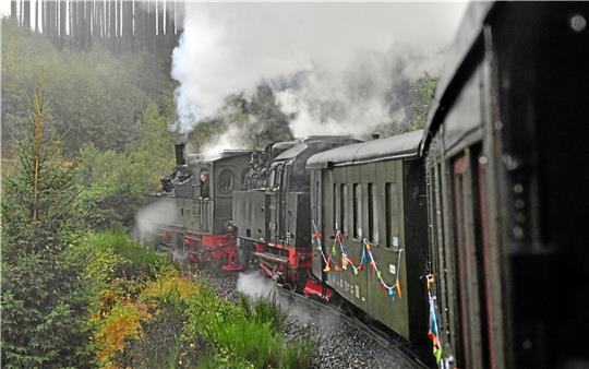 Die historische Lok, die vor einigen Jahren auf den Brocken geschnauft ist, wird wahrscheinlich nicht nach Braunlage fahren. Aber ob die Harzstadt bald einen Bahnanschluss hat, darüber entscheidet zumindest im ersten Schritt die Gesellschafterversammlung der Harzer Schmalspurbahnen am 29. September, in dem sie eine Machbarkeitsstudie in Auftrag gibt.  Foto: Hendrik Schmidt/dpa