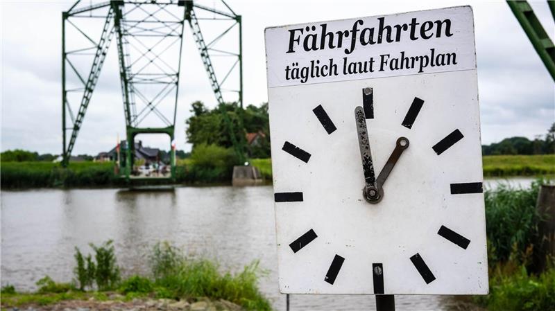 Älteste deutsche Schwebefähre rostet – Millionen-Sanierung Die historische Schwebefähre zieht zahlreiche Touristen an.