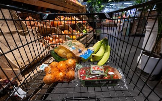 Die hohe Inflation ist seit Monaten eine Belastung für Verbraucherinnen und Verbraucher.