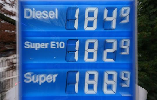 Die hohen Preise haben sich auch an der Tankstelle bemerkbar gemacht (Symbolbild).