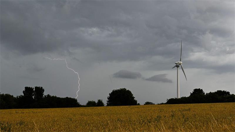 Die hohen Temperaturen bringen Gewitter und Sturmböen. (Symbolbild)