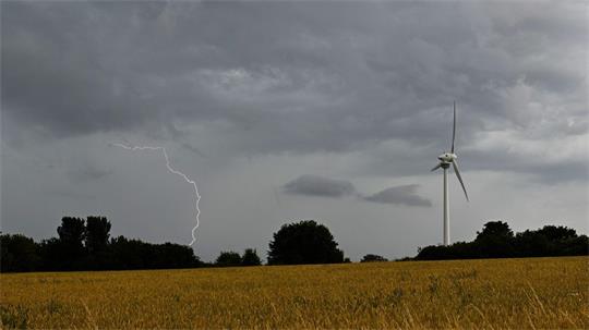 Die hohen Temperaturen bringen Gewitter und Sturmböen. (Symbolbild)