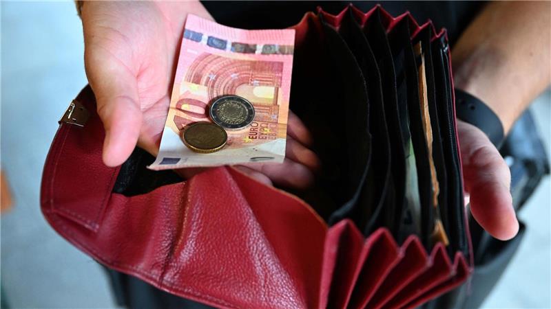 Die hohen Teuerungsraten vergangener Jahre sind für Normalverdiener immer noch nicht ganz verdaut. (Symbolbild)