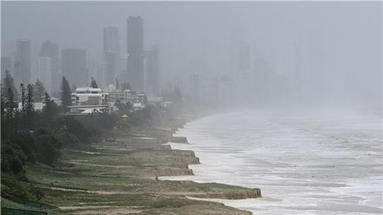 Die hohen Wellen zerstörten bei Touristen beliebte Strände an der Gold Coast.