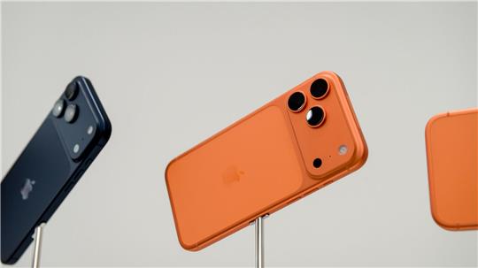 Die iPhone-17-Modellreihe hilft Apple Marktforschern zufolge, zum Smartphone-Spitzenreiter zu werden. (Archivbild)