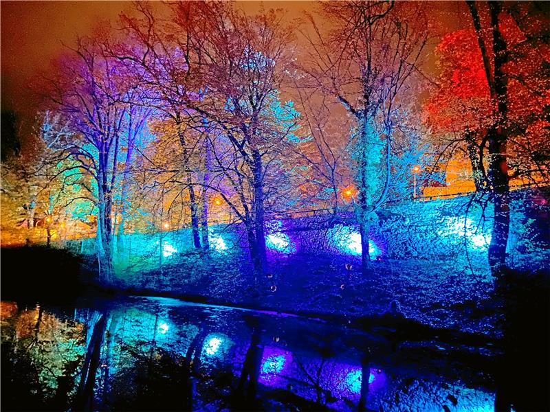 Walpurgis in Goslar: Mystisches Treiben und Frühlingserwachen Die illuminierten Wallanlagen im Jahr 2022: eine Neuerung und ein Glanzpunkt der Goslarer Walpurgis-Sause. Foto: Sowa