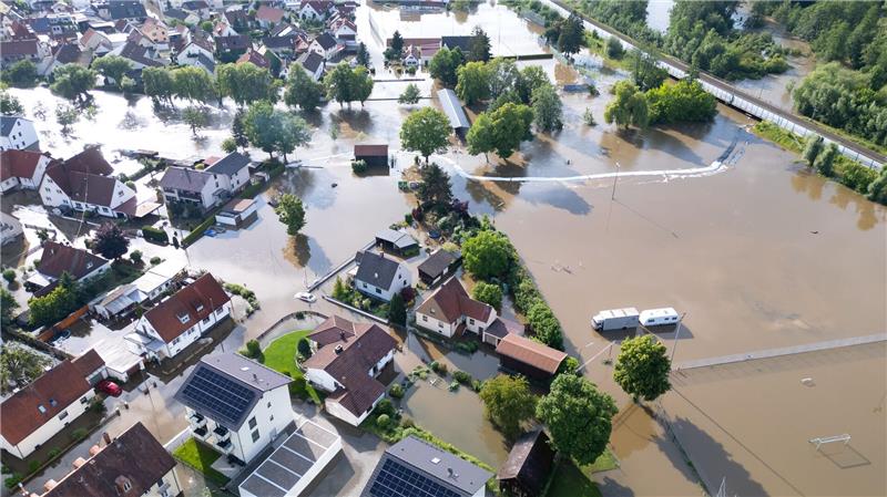 Die im Juni 2024 überschwemmte bayerische Ortschaft Reichertshofen. Nur die Hälfte der deutschen Wohngebäude ist gegen Elementarschäden versichert, die neue Bundesregierung will daher eine Pflichtversicherung einführen. 