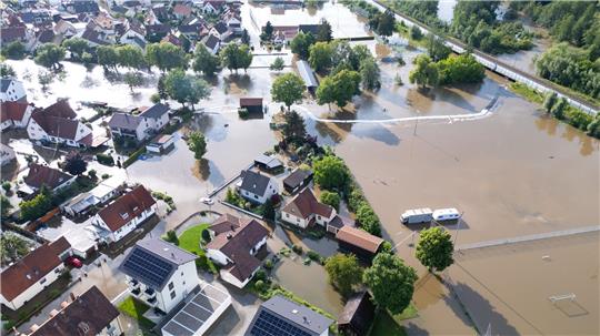 Die im Juni 2024 überschwemmte bayerische Ortschaft Reichertshofen. Nur die Hälfte der deutschen Wohngebäude ist gegen Elementarschäden versichert, die neue Bundesregierung will daher eine Pflichtversicherung einführen. 