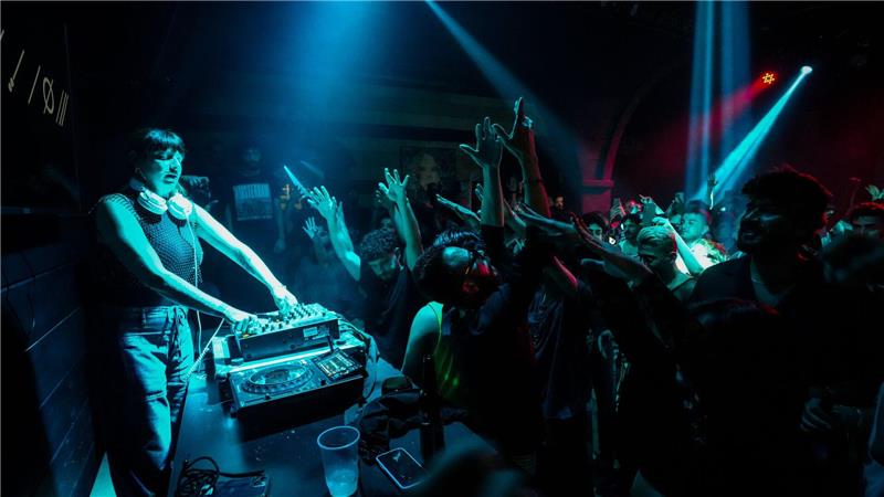 Rave in Damaskus - Syrien will tanzen Die in Berlin lebende DJ Nuria legt in Damaskus auf.