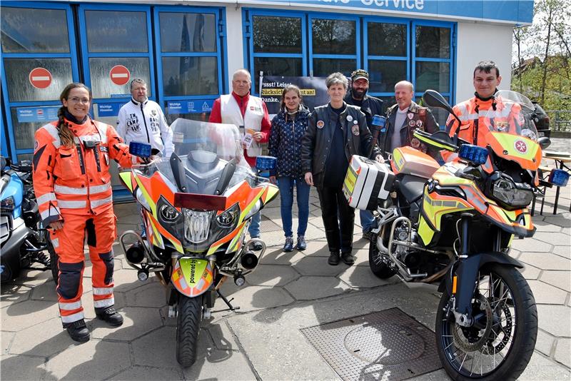 Verkehrswacht Braunlage klärt Biker über Gefahren auf Die in Leuchtfarben gekleideten Unfallhelfer der Johanniter-Motorradstaffel Sabine Symietz (li.) und Nico Müller (re.) stellten sich mit Sven Langer, Michael Krause, Martina Krause, Anja Grote-Uhlenhaut, Mark Pförtner und Volker Dittmar (v.l.) zum Gruppenfoto auf. Foto: Breutel
