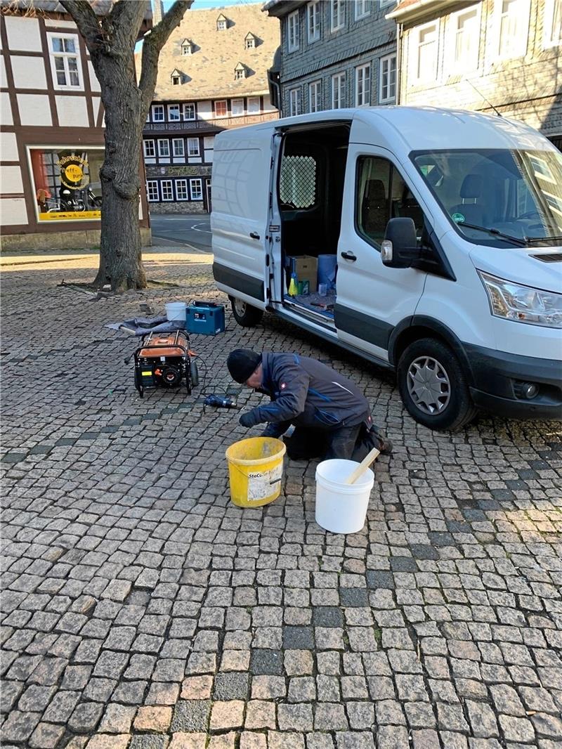 Die in die Parkflächen eingelassenen Sensoren registrieren auf dem Kreismusikschulparkplatz freie bzw. belegte Parkplätze.  Foto: Stadt Goslar