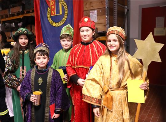 Die in edlen Gewändern gekleideten Sternsinger (v.li.) Emma Sauter, Cornelius Sänger, Alex Sauter, Malena Konrad und Frieda Glux eröffnen den Neujahrsempfang und sammeln Spenden für einen guten Zweck. Fotos: Neddermeier