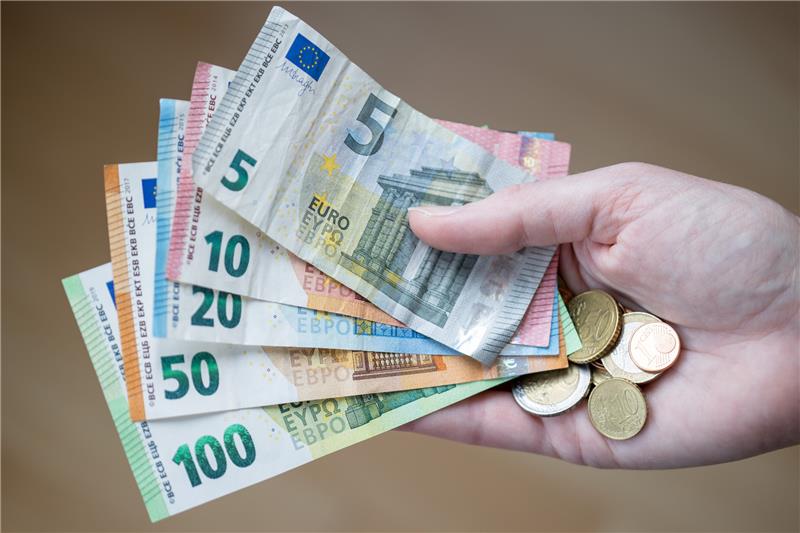 Verzicht statt Konsum – Hohe Inflation bereitet Sorgen Die in zwei Corona-Jahren auf Rekordhöhe geschossene Sparquote in Deutschland wird sich nach Einschätzung der DZ Bank weniger schnell normalisieren als erwartet. Foto: Picture Alliance/ Daniel Karmann/dpa