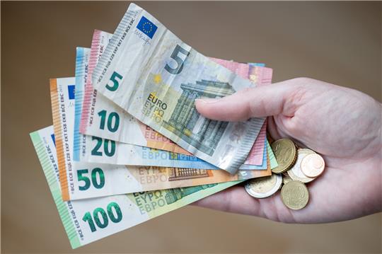 Die in zwei Corona-Jahren auf Rekordhöhe geschossene Sparquote in Deutschland wird sich nach Einschätzung der DZ Bank weniger schnell normalisieren als erwartet. Foto: Picture Alliance/ Daniel Karmann/dpa