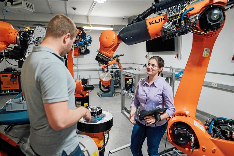 TU Clausthal auf Hannover-Messe: Roboter schlachtet E-Autos aus Die innovativen Roboterzellen zur Demontage von Bauteilen sind in einem Technikum im Cutec-Forschungszentrum aufgebaut und werden weiter verbessert. Foto: Kreutzmann/TU Clausthal