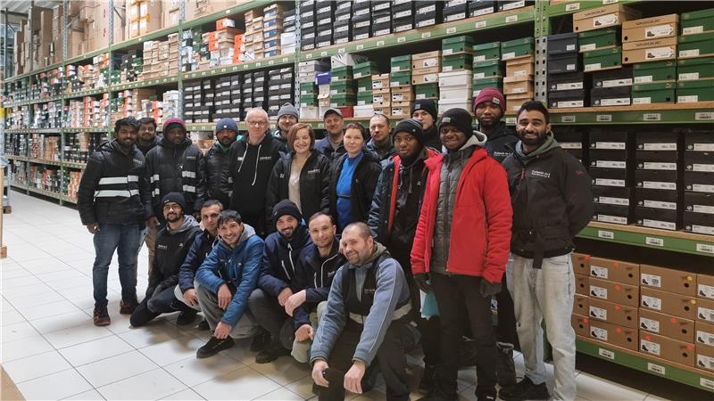 Jerstedter Unternehmen sieht internationale Crew als Chance Die internationale Lagercrew sorgt für einen reibungslosen Versand der Produkte.