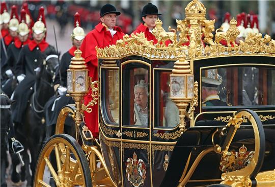 Die inzwischen verstorbene britische Königin Elizabeth II. in der Kutsche Diamond Jubilee State Coach.
