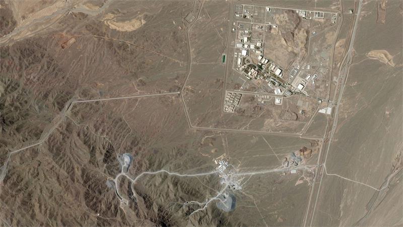 Die iranische Urananreicherungsanlage in Natans (r) und die im Bau befindliche Anlage, die als „Pickaxe Mountain“ bekannt ist, südlich davon. 