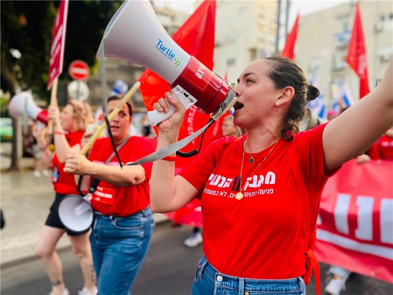 Mehr Geschlechtertrennung? Sorge um Frauenrechte in Israel Die israelische Aktivistin Lee Hoffmann Agiv (r), aufgenommen bei einer Demonstration am 03. Juni. Sie gehört zu den Organisatorinnen eines Protestmarschs im strengreligiösen Tel Aviver Vorort Bnei Brak.