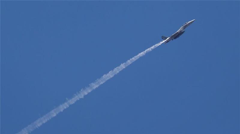 Israel bombardiert trotz Waffenruhe Ziele im Libanon Die israelische Armee hat nach eigenen Angaben bei Luftangriffen im Libanon trotz der Waffenruhe Dutzende Ziele bombardiert.