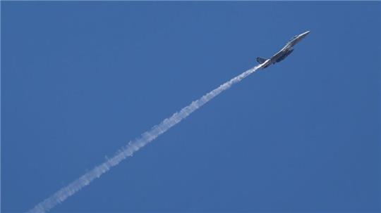 Die israelische Armee hat nach eigenen Angaben bei Luftangriffen im Libanon trotz der Waffenruhe Dutzende Ziele bombardiert.
